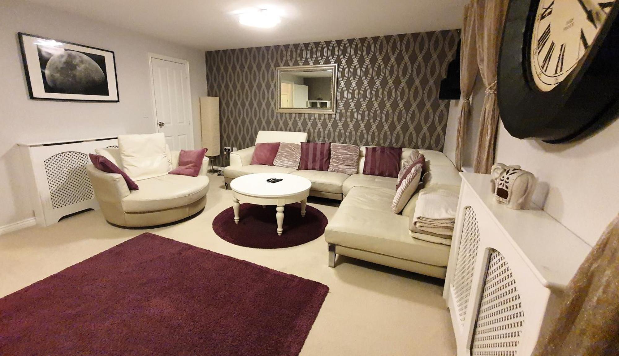 Проживание в семье Entire In Cheswick Village *
